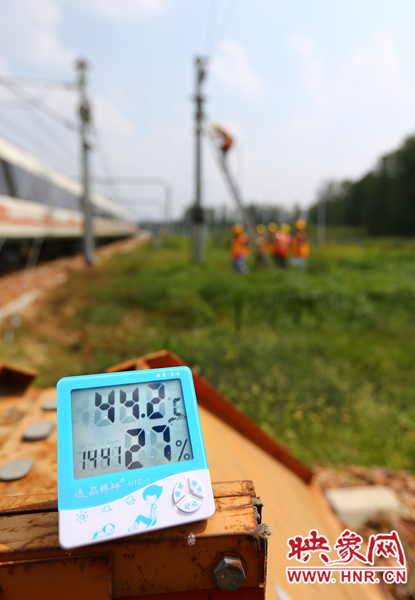 剛開始工作20分鐘，戶外溫度已經(jīng)達到44.2℃