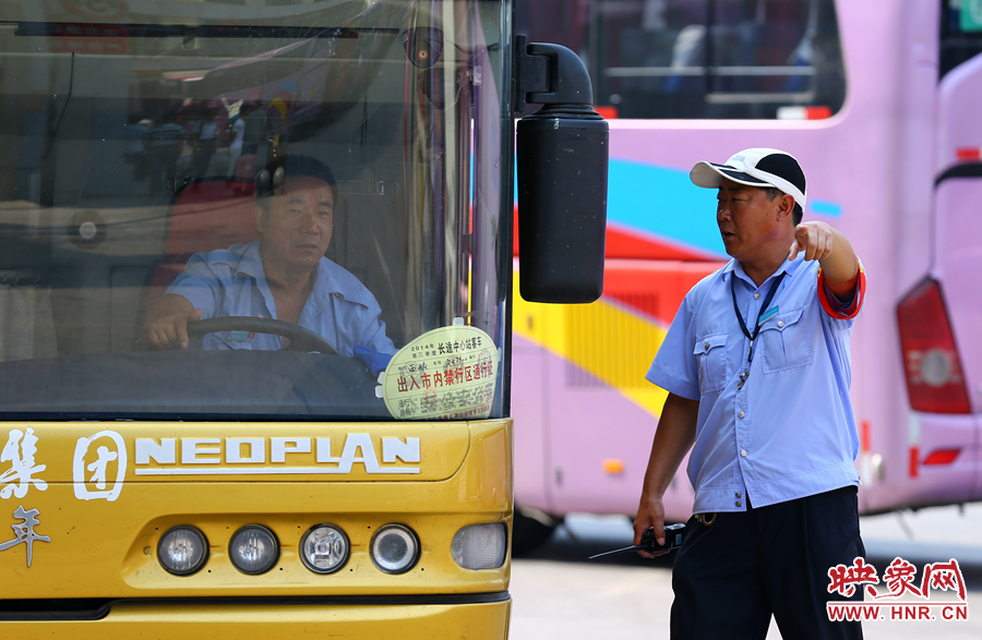 車場(chǎng)內(nèi)眾多汽車發(fā)動(dòng)機(jī)的噪音，使得調(diào)度員和司機(jī)交流都需要加大音量