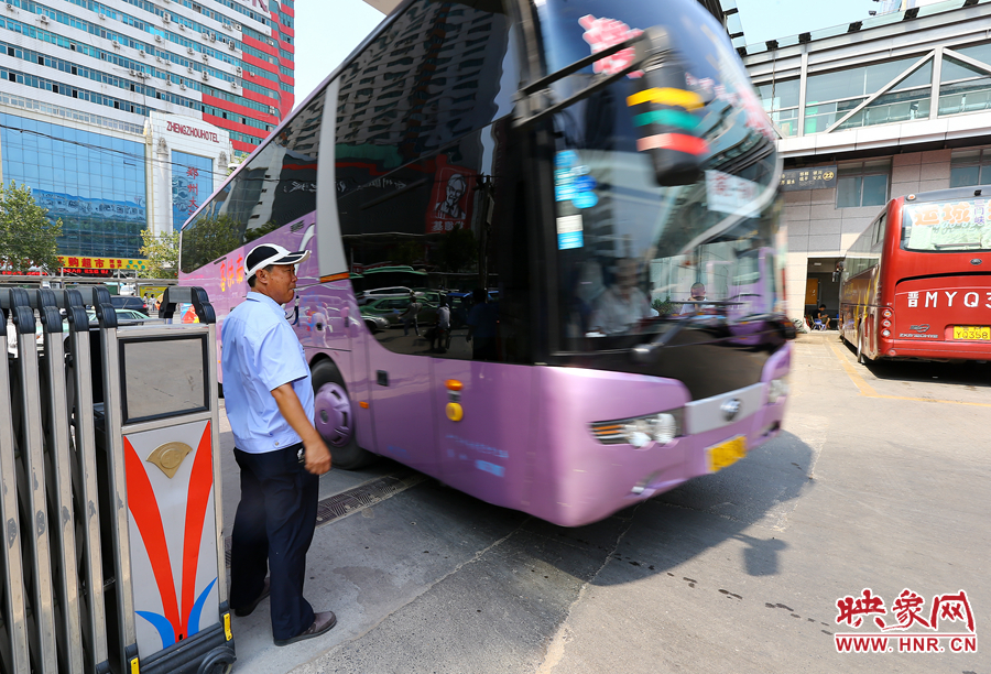 車場(chǎng)內(nèi)車輛順暢時(shí)，調(diào)度員還要在門口迎車指揮