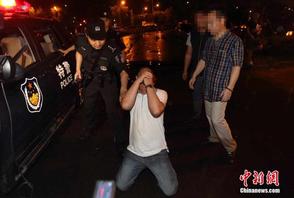 7月24日晚,南京警方將查獲的酒后駕駛車輛的男子控制后,該男子的同伴跪地求情。