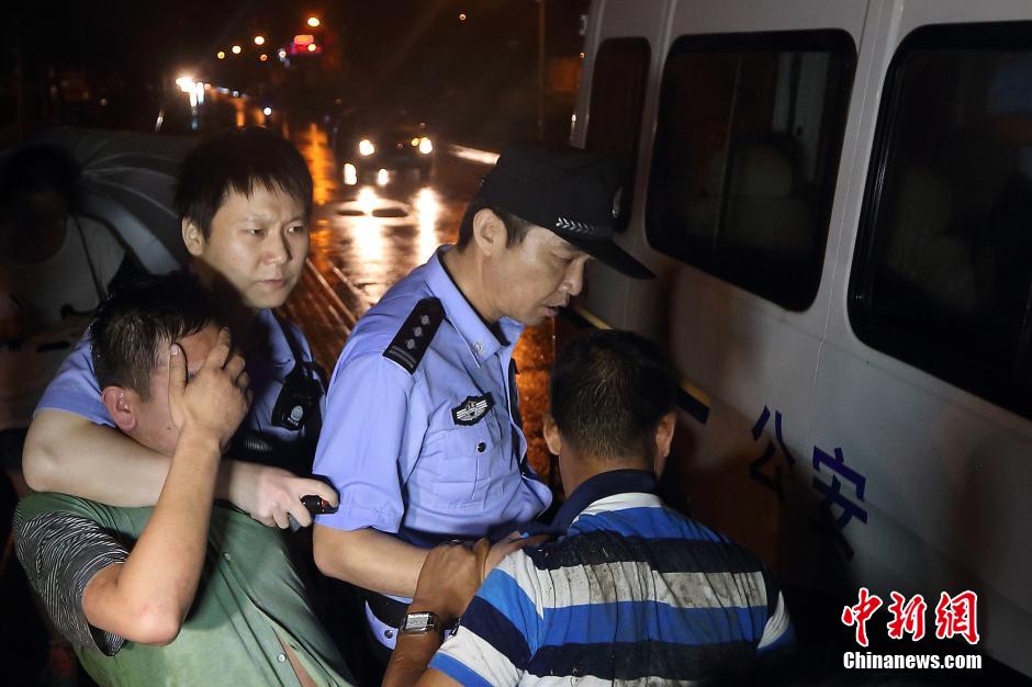 7月24日晚,南京警方將查獲的酒后駕駛車輛的男子控制,該男子涉嫌酒后駕車、肇事逃逸。