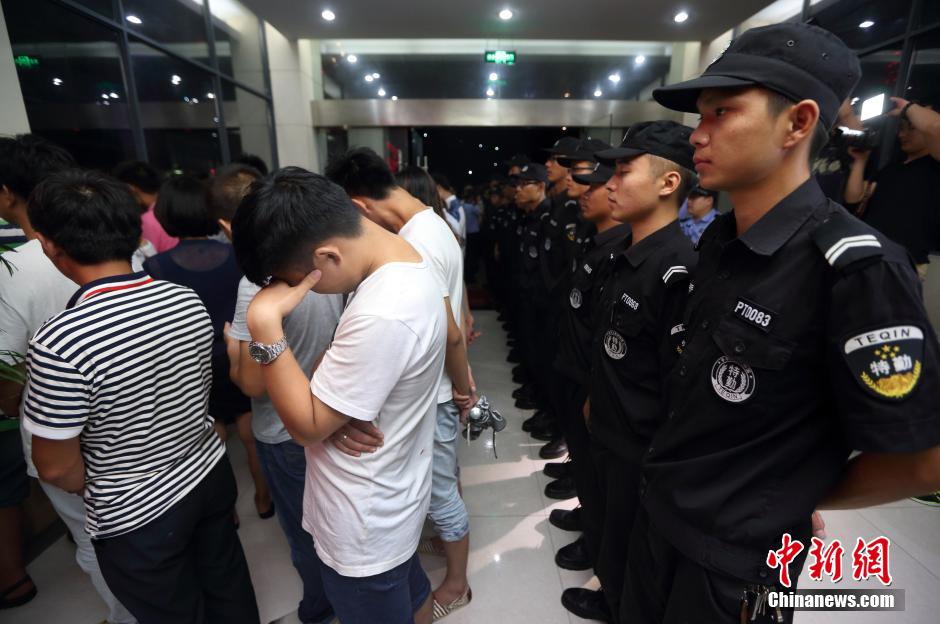 7月24日晚,南京警方將抓獲的以福建、江西、河南、湖北、黑龍江等多個(gè)外省市的涉及傳銷人員集中帶回。
