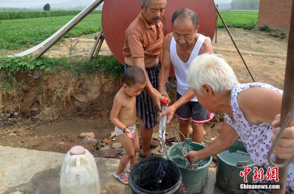 逾1200位村民只能依靠當(dāng)?shù)厮块T新打的一口深80米的機井取水飲用。