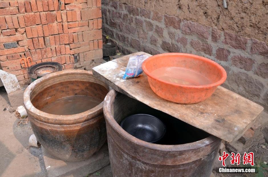 每天排隊取水，廢水循環(huán)使用已成為該村老少的生活習(xí)慣。