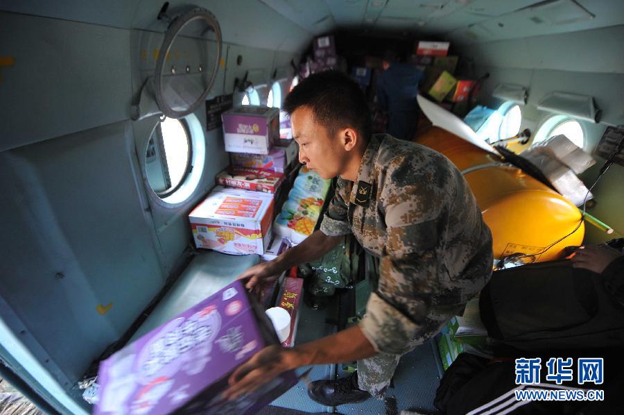  8月5日，在魯?shù)榭h龍頭山鎮(zhèn)，部隊官兵從直升機(jī)上卸載救災(zāi)物資。