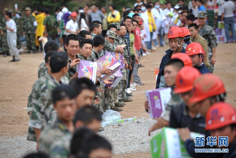 8月5日，在魯?shù)榭h龍頭山鎮(zhèn)，當(dāng)?shù)孛癖D(zhuǎn)運從直升機(jī)上卸載的救災(zāi)物資。