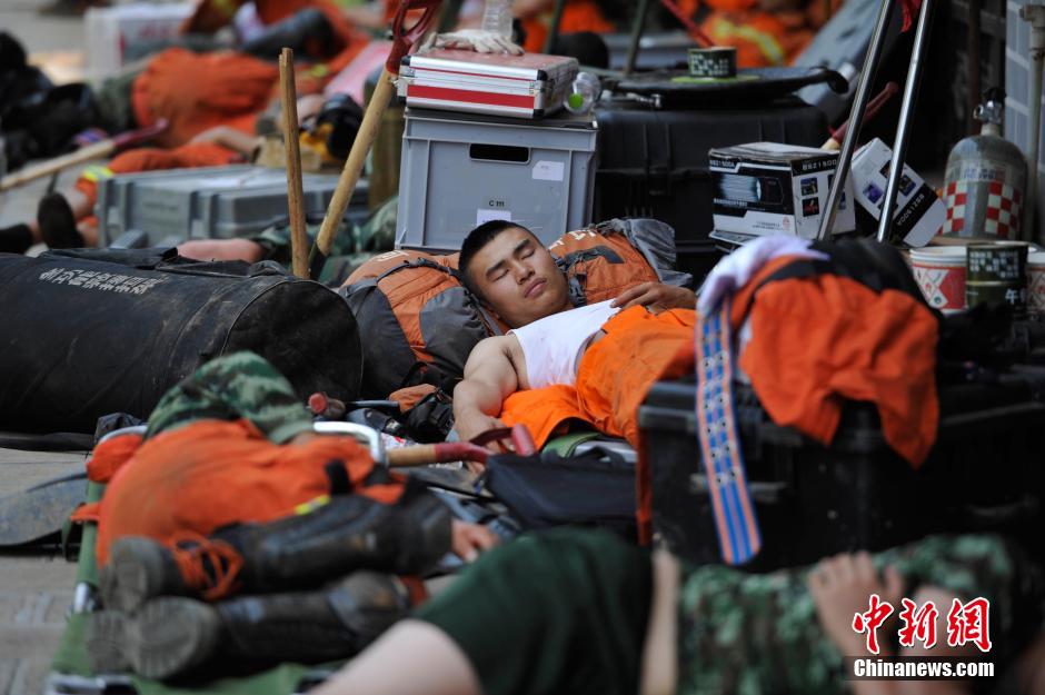 8月6日，龍頭山鎮(zhèn)，疲倦的救援官兵席地而眠。