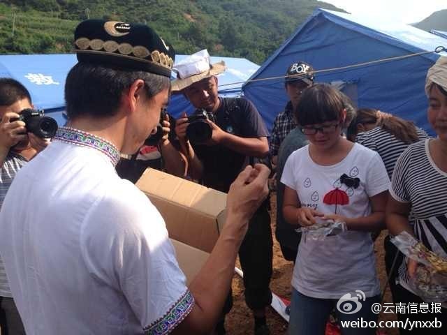 “切糕王子”阿迪力帶著重達5噸、價值50萬元的切糕于7日下午抵達魯?shù)榈卣鹫鹬旋堫^山鎮(zhèn)。
