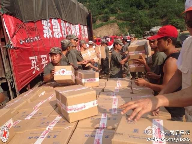 第14集團軍官兵協(xié)助阿迪力將1100余箱切糕從貨車上卸下。