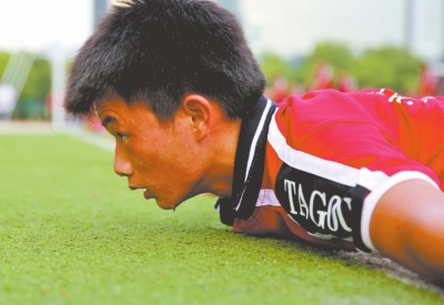 　南京天氣炎熱，地表溫度有時達(dá)到40℃以上，烈日下孩子們的衣服濕了又干、干了又濕。