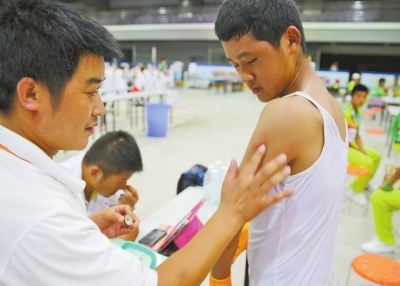 　南京天氣炎熱，地表溫度有時達(dá)到40℃以上，烈日下孩子們的衣服濕了又干、干了又濕。