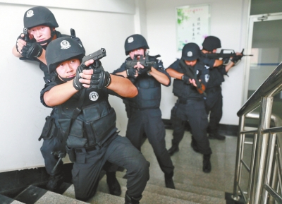 進入樓道后，特警開始地毯式搜索。