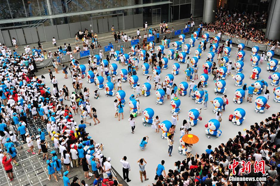 圖為成都民眾狂熱追捧哆啦A夢(mèng)。