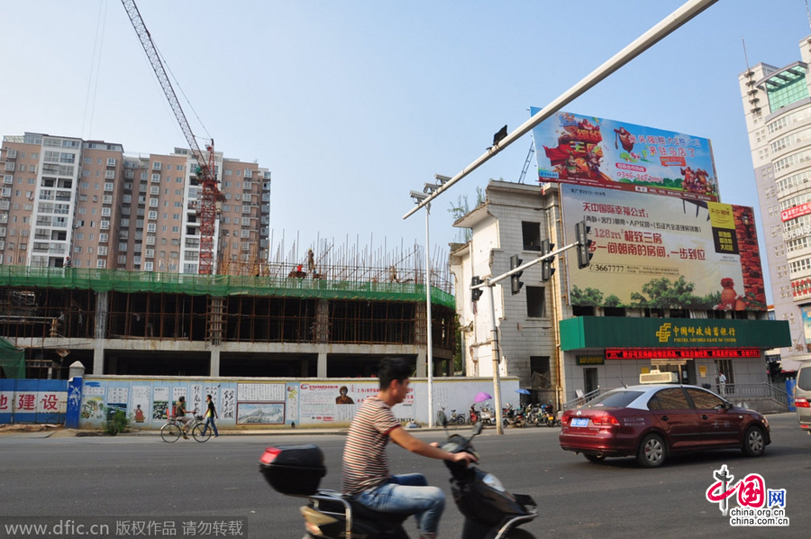 營(yíng)業(yè)網(wǎng)點(diǎn)周圍也都在開發(fā)建設(shè),唯有這座三層小樓極為扎眼。