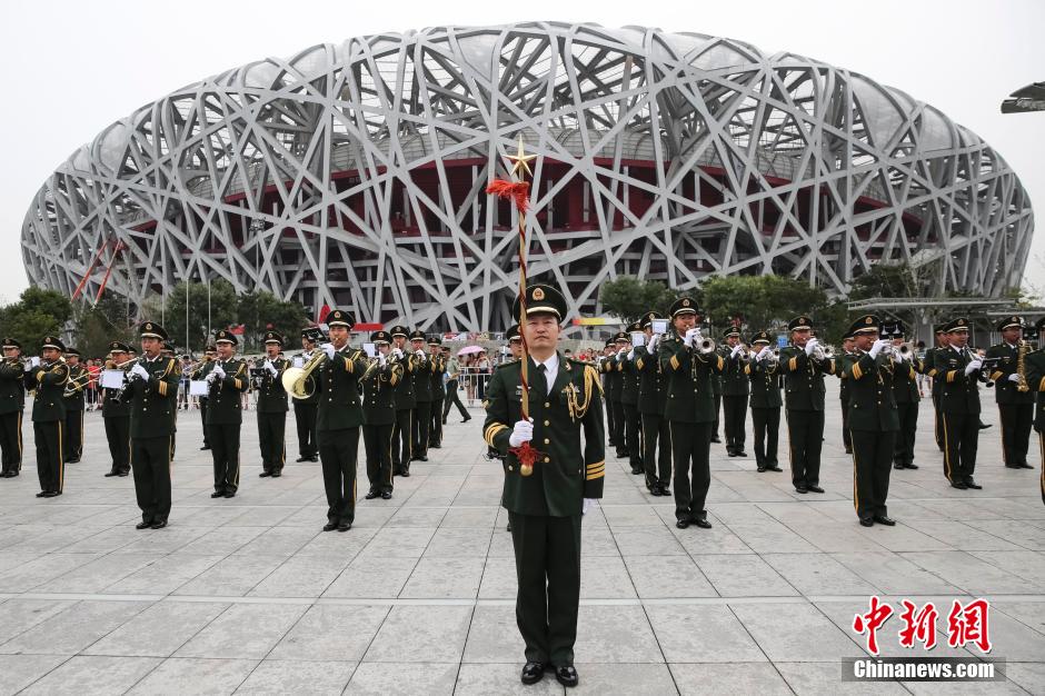 外國中央樂團鳥巢前大跳《江南Style》 外國中央樂團鳥巢前大跳《江南Style》