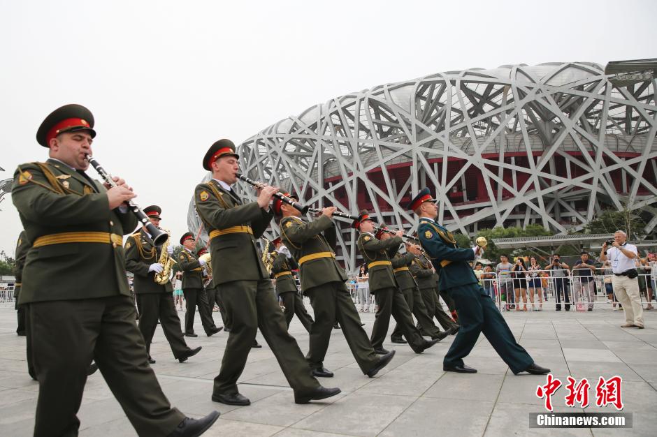 外國中央樂團鳥巢前大跳《江南Style》 外國中央樂團鳥巢前大跳《江南Style》