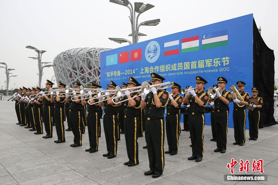 外國中央樂團鳥巢前大跳《江南Style》 外國中央樂團鳥巢前大跳《江南Style》