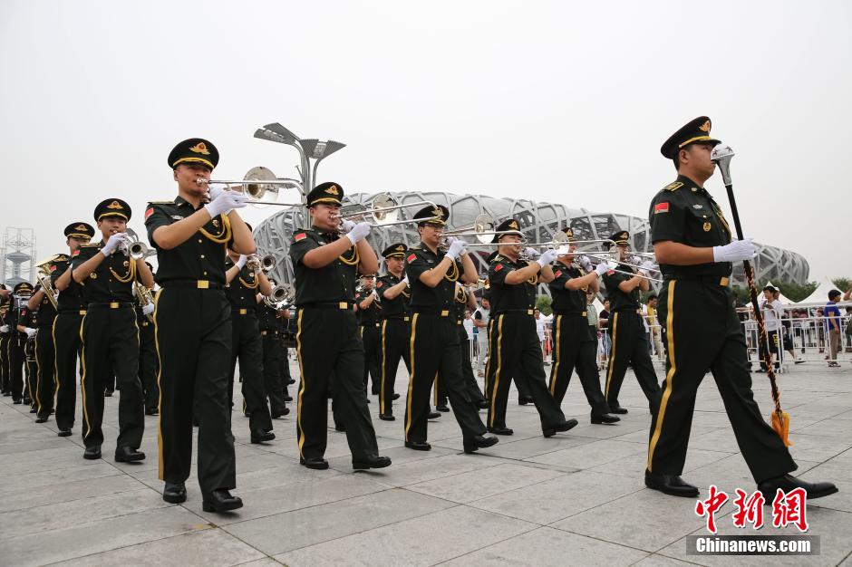 外國中央樂團鳥巢前大跳《江南Style》 外國中央樂團鳥巢前大跳《江南Style》