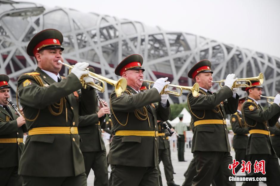 外國中央樂團鳥巢前大跳《江南Style》 外國中央樂團鳥巢前大跳《江南Style》