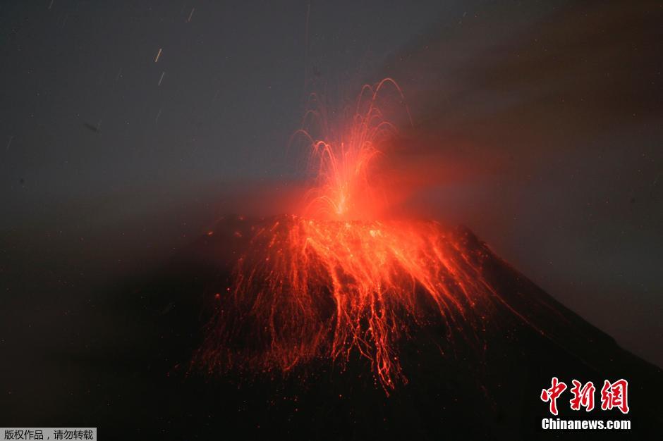 當(dāng)?shù)貢r間8月24日，厄瓜多爾通古拉瓦火山噴發(fā)，熔巖噴出宛如末世。