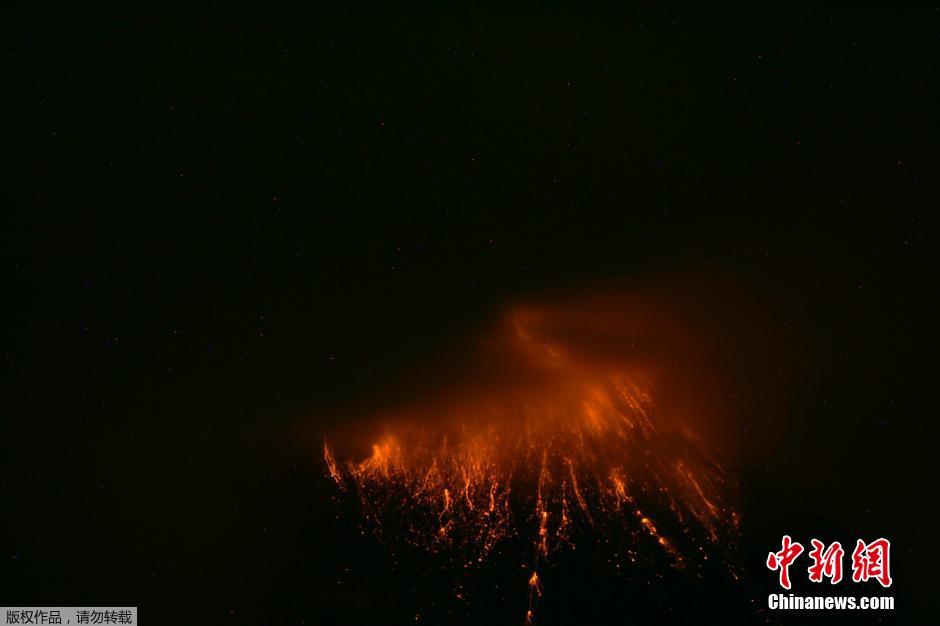 當(dāng)?shù)貢r間8月24日，厄瓜多爾通古拉瓦火山噴發(fā)，熔巖噴出宛如末世。