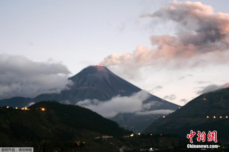 當(dāng)?shù)貢r間8月24日，厄瓜多爾通古拉瓦火山噴發(fā)，熔巖噴出宛如末世。