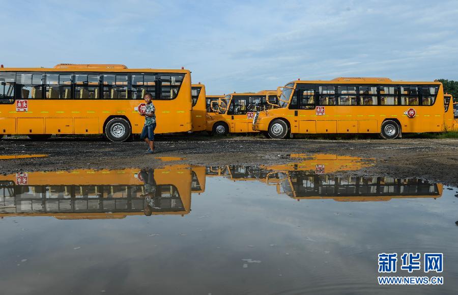 8月29日，溫嶺市城西街道芷勝莊村一名小男孩從閑置的校車邊走過(guò)。