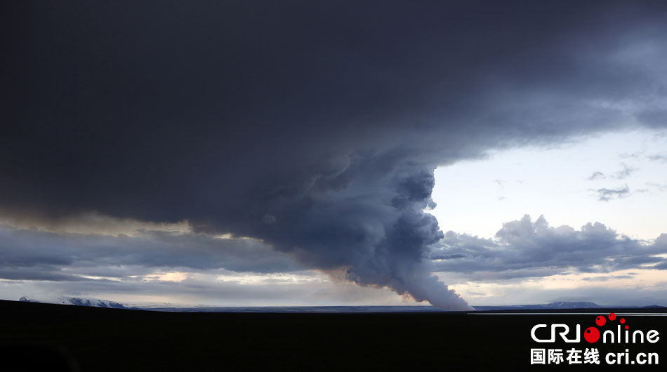 冰島火山出現(xiàn)新裂縫再度噴發(fā) 發(fā)布紅色預警 冰島火山出現(xiàn)新裂縫再度噴發(fā) 發(fā)布紅色預警