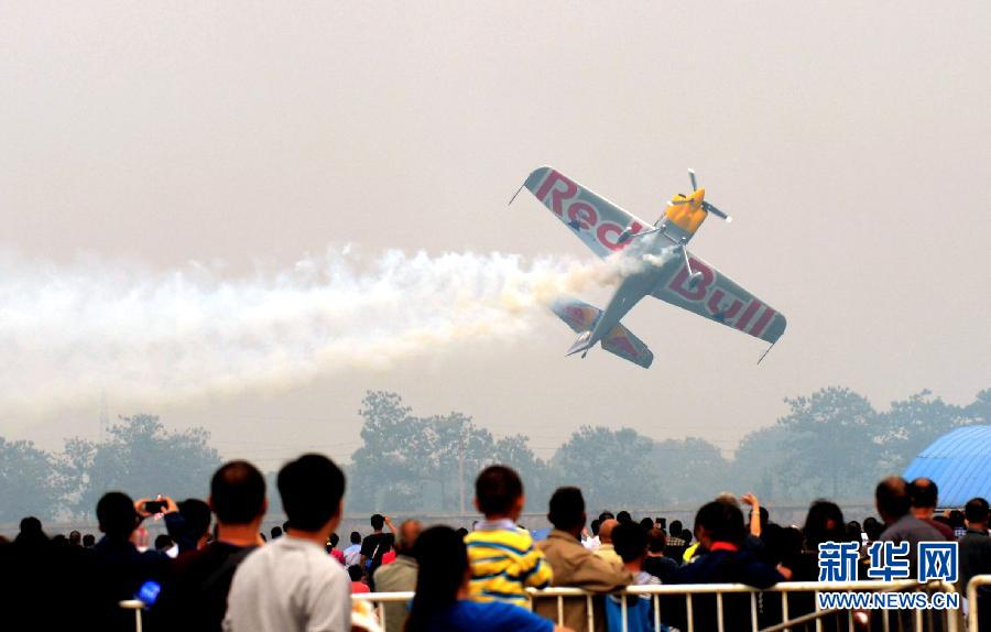 　9月13日，特技隊員在進(jìn)行空中飛行表演。