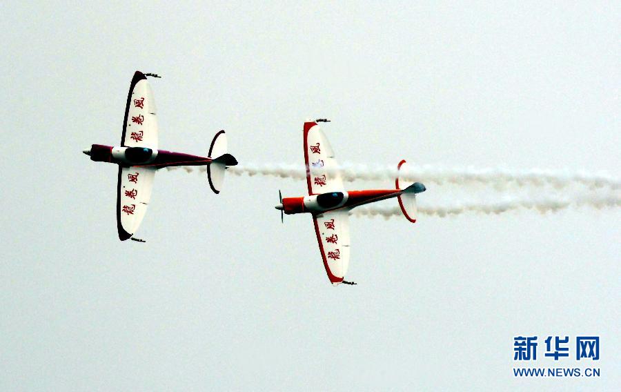 9月13日，特技隊員在進(jìn)行空中飛行表演。