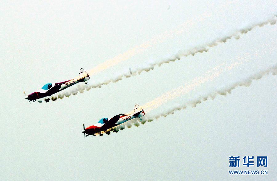 9月13日，特技隊員在進(jìn)行空中飛行表演。