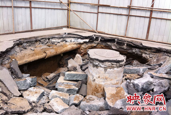 此次路面塌陷的直徑約為3米，深度有2米左右，坑內(nèi)布滿了碎石，路面下方20厘米左右。