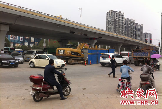 此次塌陷位于鄭州市西三環(huán)與中原路交叉口東側(cè)路西，對交通影響明顯。