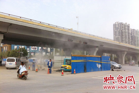 施工單位對塌陷處進(jìn)行路面切割，造成路面塵土飛揚(yáng)。