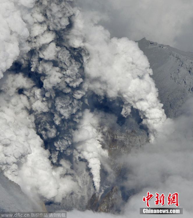 當(dāng)?shù)貢r(shí)間2014年9月27日，日本中部御岳山發(fā)生噴發(fā)，或已造成數(shù)人受傷。