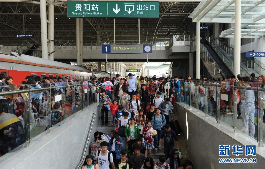 10月6日，抵達貴陽火車站的旅客準備出站。