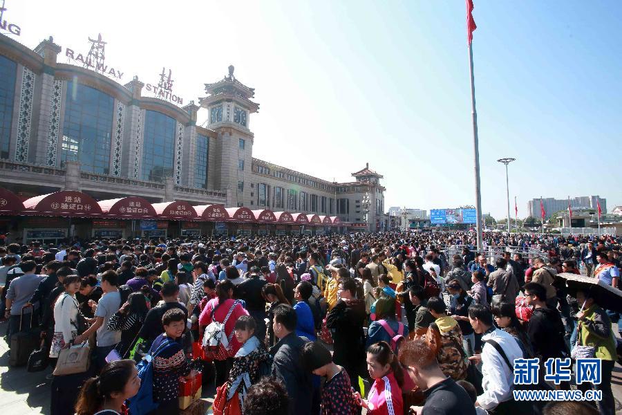  10月6日，在北京火車站，人們排隊進站。