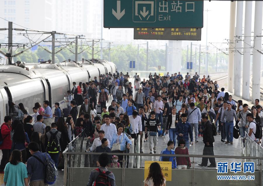 10月6日，無錫火車站站臺上人頭攢動。