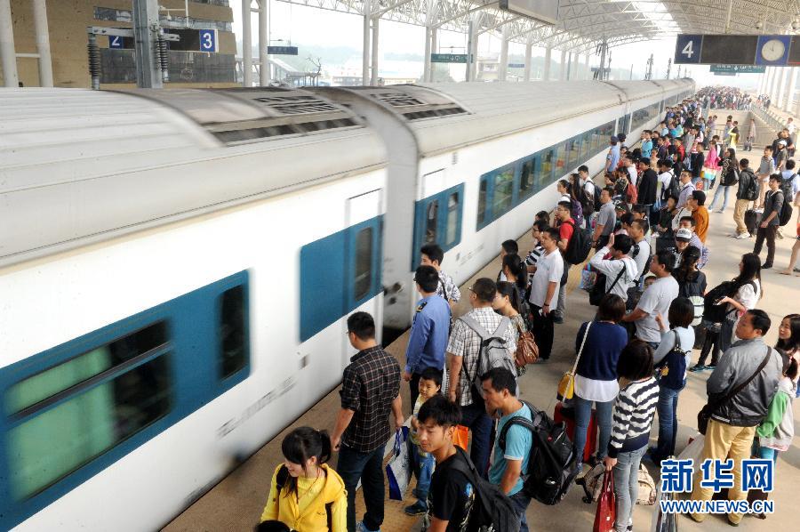 10月6日，在安徽銅陵火車站，大批旅客在站臺上等候乘車。