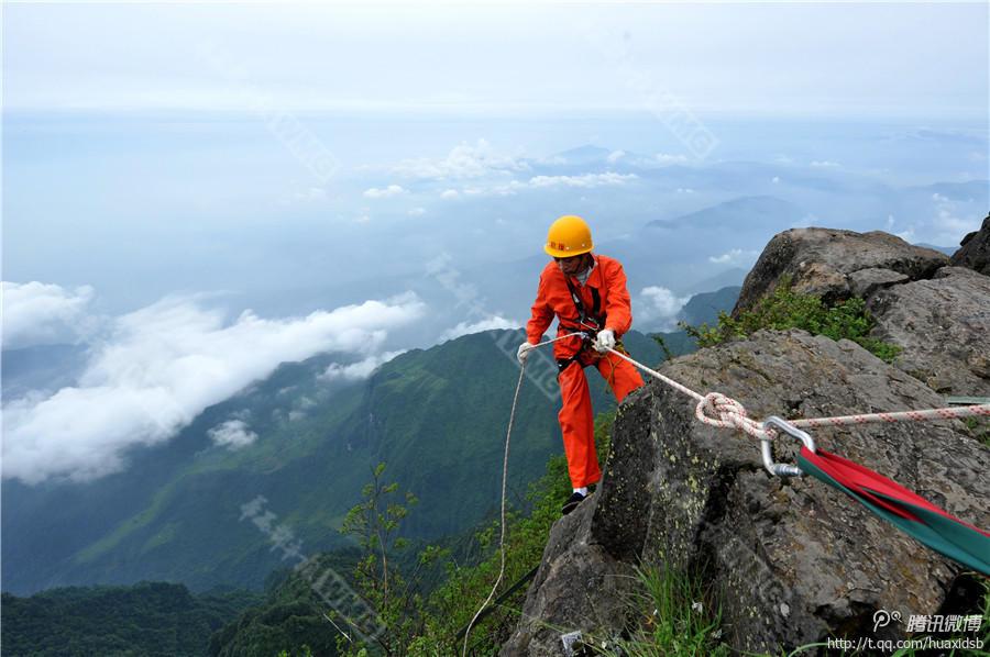 10月5日，峨眉山景區(qū)清潔工彭文才下到巖壁清理游客丟棄的垃圾。