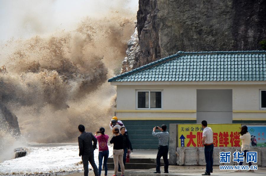 10月12日，浙江省溫嶺市石塘鎮(zhèn)海域出現(xiàn)大浪。