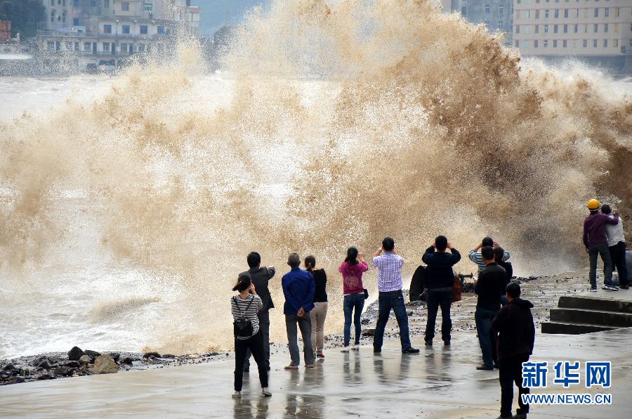 10月12日，人們?cè)谡憬貛X市石塘鎮(zhèn)觀看大浪。
