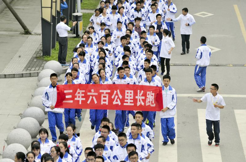 10月14日，成都七中萬達學校實行三年跑六百公里才能畢業(yè)，現場學生開始長跑。
