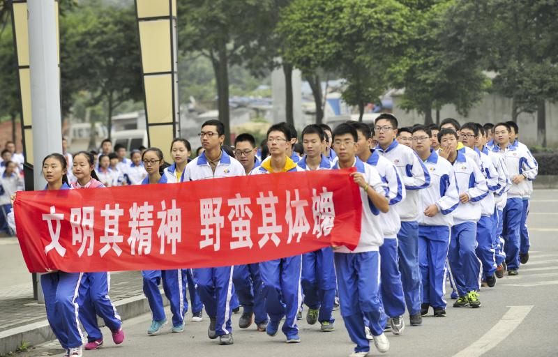 10月14日，成都七中萬達學校實行三年跑六百公里才能畢業(yè)，現場學生開始長跑。