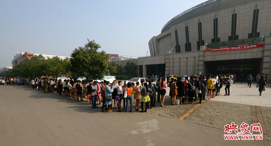 南航在鄭招百名空姐空少 全國(guó)千余帥哥美女應(yīng)試 南航在鄭招百名空姐空少 全國(guó)千余帥哥美女應(yīng)試