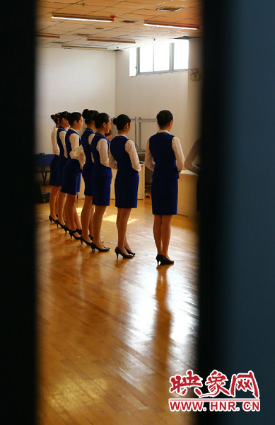 南航在鄭招百名空姐空少 全國(guó)千余帥哥美女應(yīng)試 南航在鄭招百名空姐空少 全國(guó)千余帥哥美女應(yīng)試