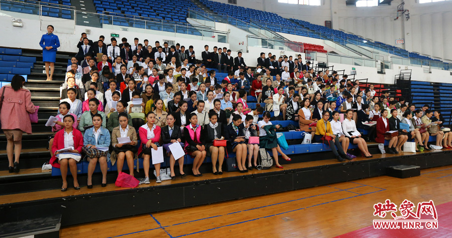 南航在鄭招百名空姐空少 全國(guó)千余帥哥美女應(yīng)試 南航在鄭招百名空姐空少 全國(guó)千余帥哥美女應(yīng)試