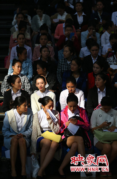 南航在鄭招百名空姐空少 全國(guó)千余帥哥美女應(yīng)試 南航在鄭招百名空姐空少 全國(guó)千余帥哥美女應(yīng)試