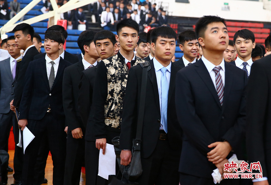 南航在鄭招百名空姐空少 全國(guó)千余帥哥美女應(yīng)試 南航在鄭招百名空姐空少 全國(guó)千余帥哥美女應(yīng)試