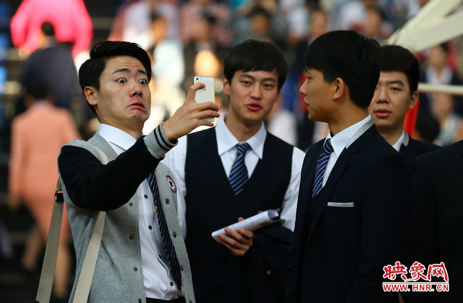 南航在鄭招百名空姐空少 全國(guó)千余帥哥美女應(yīng)試 南航在鄭招百名空姐空少 全國(guó)千余帥哥美女應(yīng)試